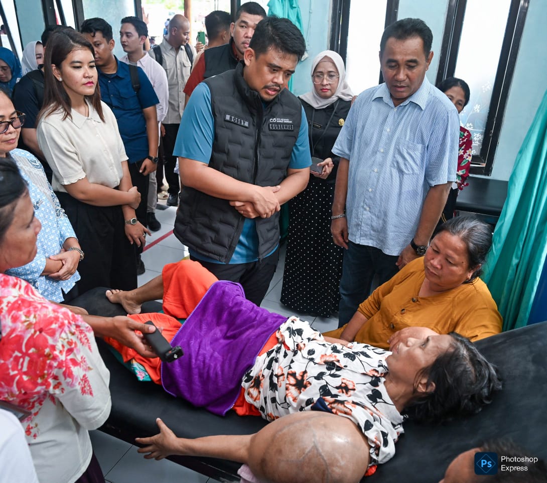Bobby jenguk pasien tumor ganas saat kunjungannya ke Nias Barat. (Kominfo Sumut Dok)