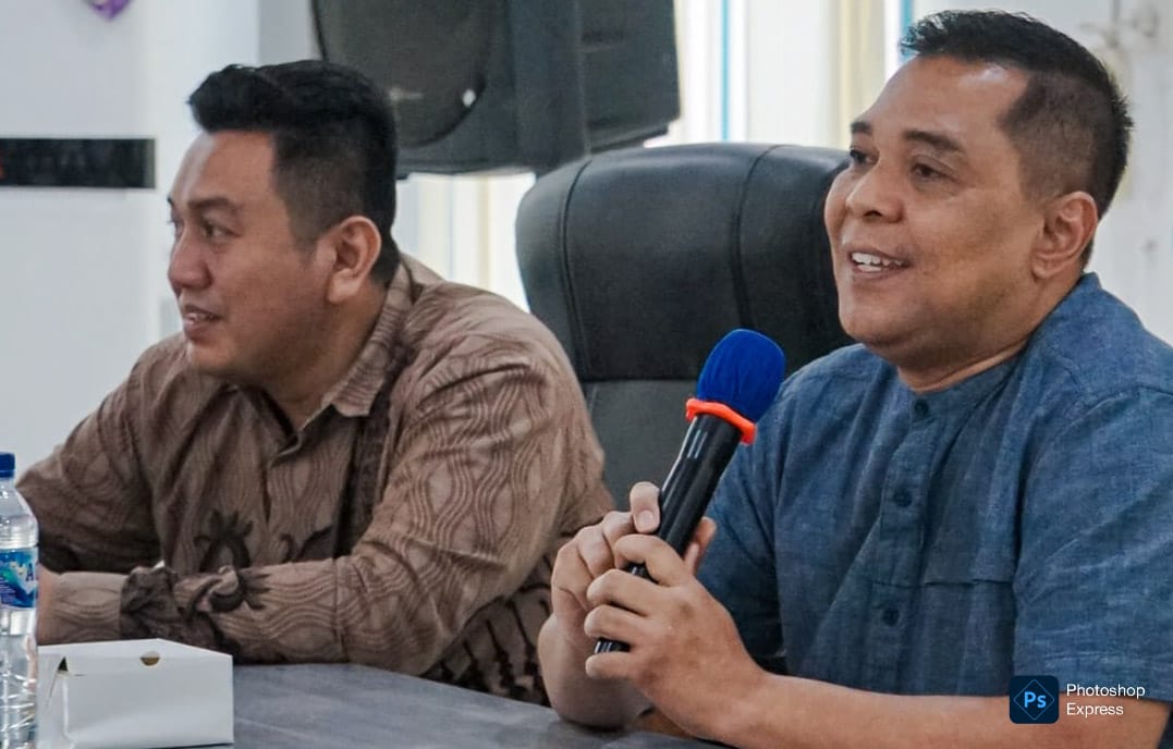 Seminar Riset Literasi AI ini menghadirkan narasumber Kaprodi Sistem Informasi Fikti UMSU, Mahardika Abdi Prawira Tanjung dan Muhammad Fattah dari Dinas Kominfo Kota Medan. (Kominfo Medan Dok)