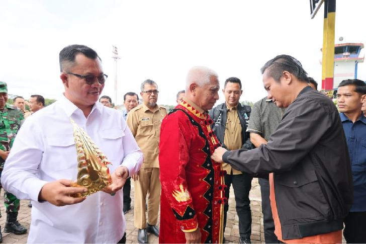 IMG-20260720-WA0005_resize_21 Wakil Gubernur Sumut H Surya tiba di Bandara Binaka Gunung Sitoli, Senin (20/7/2026). Wagub Surya akan berkantor di Kepulauan Nias setelah bergantian dengan Gubsu Bobby Nasution.
