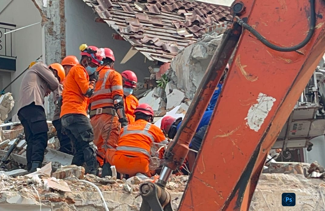 Tim penyelamatan tengah lakukan proses evakuasi jasad tertimbun runtuhan tembok akibat ledakan di perumahan elite Grand Polonia. (Kitamedan.com)