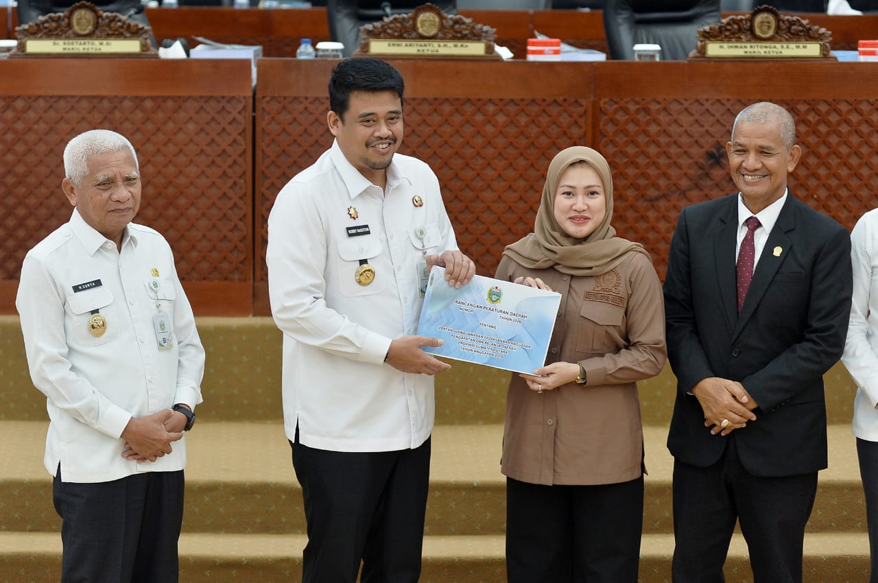 IMG-20260722-WA0040 Bobby Nasution serahkan Penyampaian Penjelasan Gubernur Sumut terhadap Ranperda tentang Pertanggungjawaban Pelaksanaan APBD Provinsi Sumut TA.2025 pada Rapat Paripurna DPRD di Ruang Rapat Paripurna Gedung DPRD Provinsi Sumut. (Kominfo Sumut Dok)