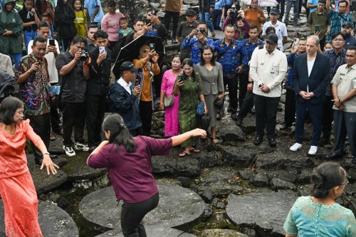 IMG_20260719_080929_copy_500x333 Gubernur Sumut Bobby Nasution bersama Duta Besar Perancis Fabien Penone mengunjungi Situs Megalitik Tetegewo, Kabupaten Nias Selatan, Jum'at (17/7/2026). Situs Megalitik ini merupakan jejak peninggalan sejarah dengan ratusan artefak batu berusia ribuan tahun. Foto/Diskominfo Sumut