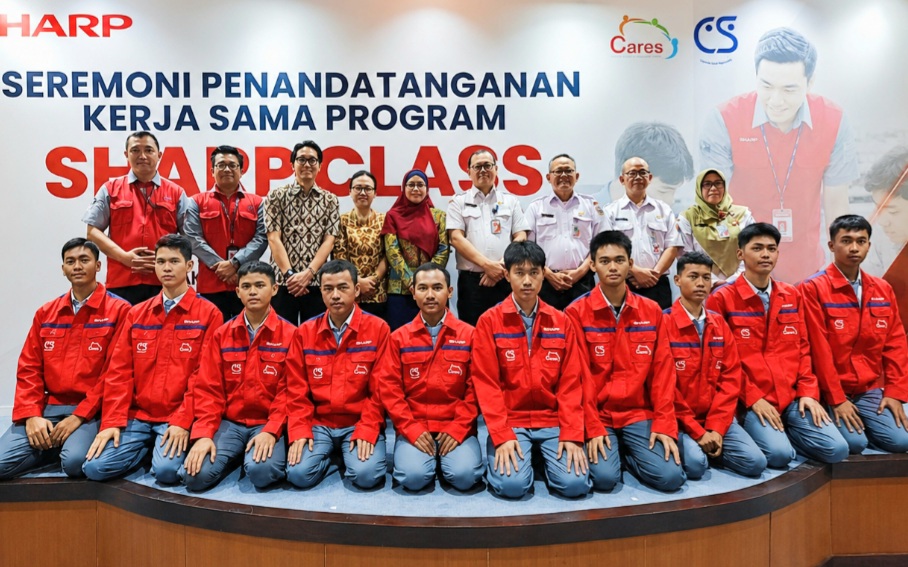 Sesi foto bersama dengan perwakilan Sharp, perwakilan sekolah, perwakilan dinas dan peserta Sharp Class