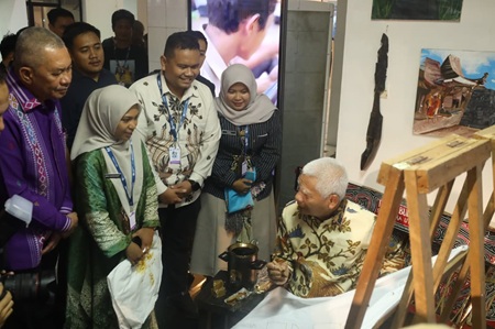 WhatsApp Image 2026-07-05 at 13.09.53 wakilGubernur Sumut Surya langsung praktik membatik dan mencantingkan lilin panas di atas kain katun yang telah diberi pola dasar di PRSU.