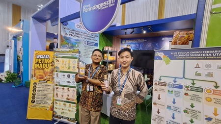 WhatsApp Image 2026-07-10 at 08.24.32 Minyak Karo dan madu jadi produk UMKM primadona di Stan Disperindag ESDM Sumut pada PRSU 2026 di Medan. Kedua produk tersebut laris diburu pengunjung setiap hari.