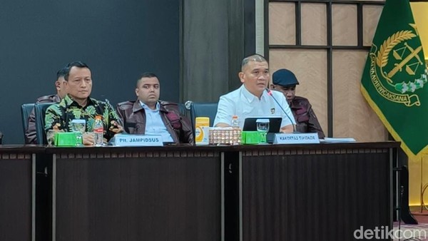 kakortas-tipikor-polri-irjen-totok-suharyanto-1783760141407_169 Kakortas Tipikor Polri Irjen Totok Suharyanto (baju putih) paparkan kasus korupsi kelas kakap libatkan Jampidsus Febri Adriansyah. (Detik)