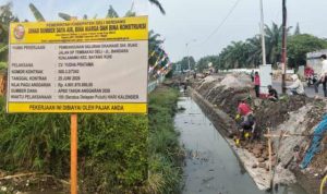 Dinas SDABMBK Pemkab Deliserdang sedang melaksanakan proyek Pembangunan Saluran Drainase di ruas Jalan SP Tembakau Deli - Jl. Bandara Kualanamu, Kec. Batang Kuis.