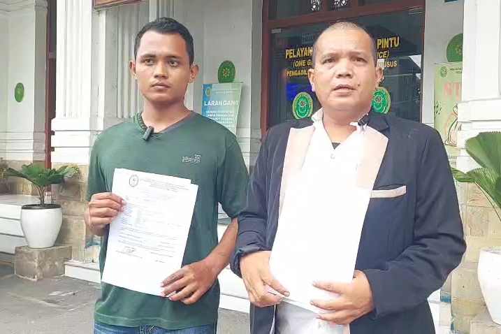 Junara bersama kuasa hukumnya, Simon Panggabean